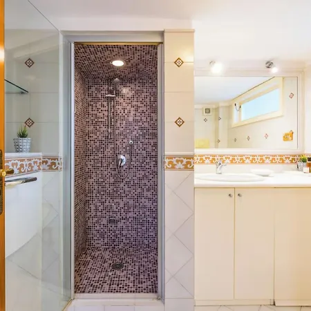 Central With 3 Bedrooms In Bed & Breakfast *