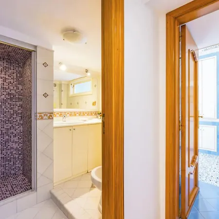 Bed & Breakfast Central With 3 Bedrooms In Roma