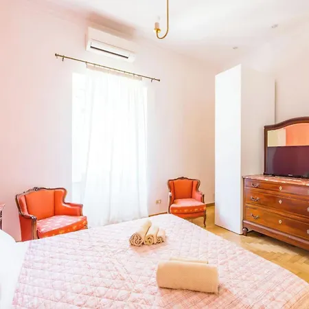Central With 3 Bedrooms In * Róma