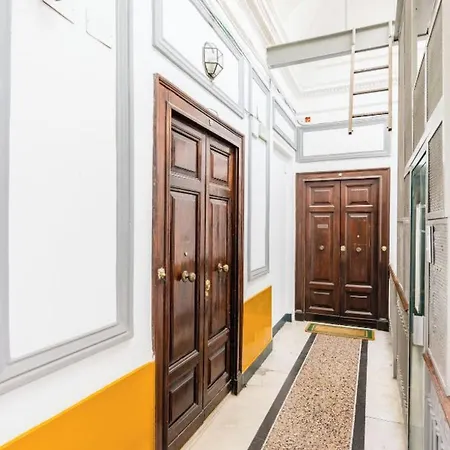 Central With 3 Bedrooms In Róma